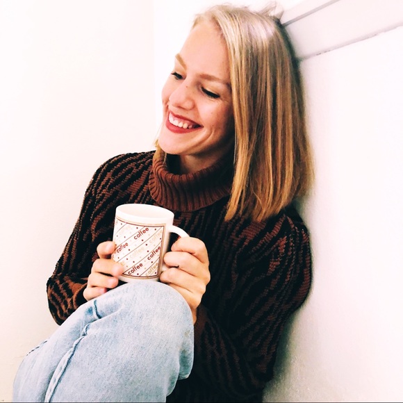 Meet MOGI BETH - Picture 5 of 7